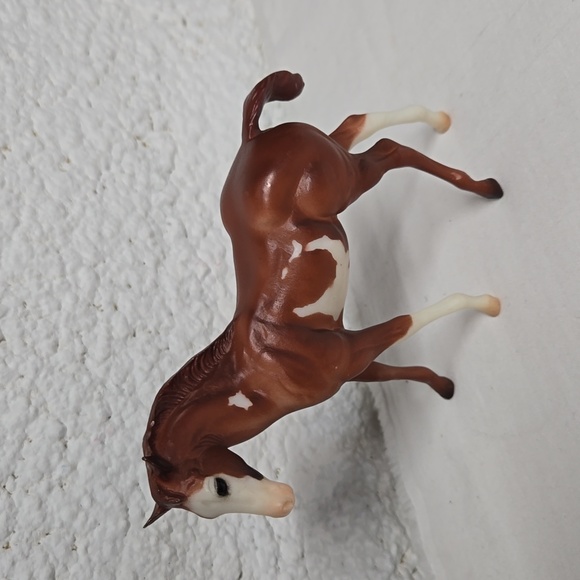 2 Breyer Reeves Horses 4" - 5" Pinto Chestnut Nice Condition Freestanding - Picture 5 of 16